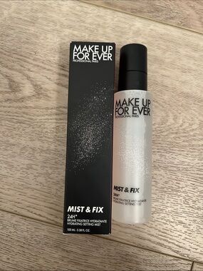 MAKE UP FOR EVER 
Mist & Fix 24HR Hydrating Setting Spray